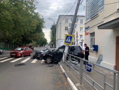 В центре Твери водитель кроссовера получил серьёзные травмы в ДТП - Новости ТИА