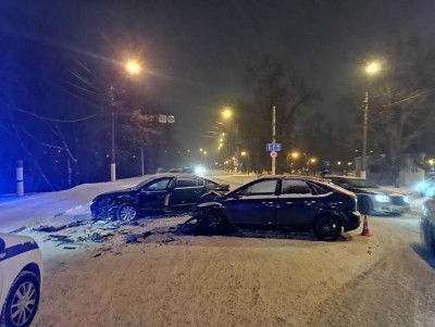 В центре Твери в столкновении иномарок пострадала молодая пассажирка - Новости ТИА