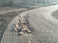 Уложенная зимой тротуарная плитка на аллее Славы в Мамулино пришла в негодность - новости ТИА