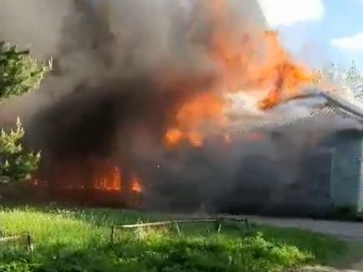 Горящий открытым пламенем магазин в Тверской области сняли на видео - Новости ТИА