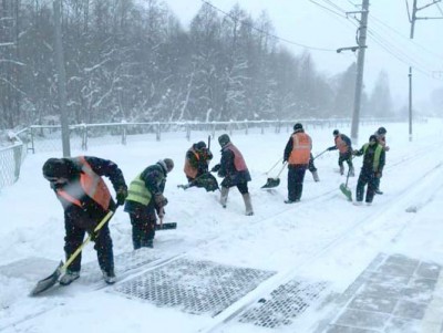 В Тверской области осуждённые очищают железнодорожные станции от снега - Новости ТИА