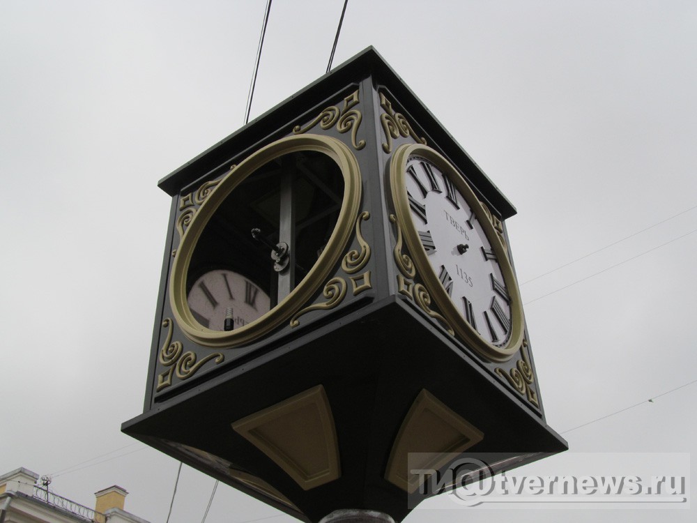 Часы тверь цена. Современные городские часы. Уличные часы. Уличные часы на столбе. Часы Тверь.