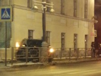 В Твери автомобиль застрял между домом и столбом - Новости ТИА