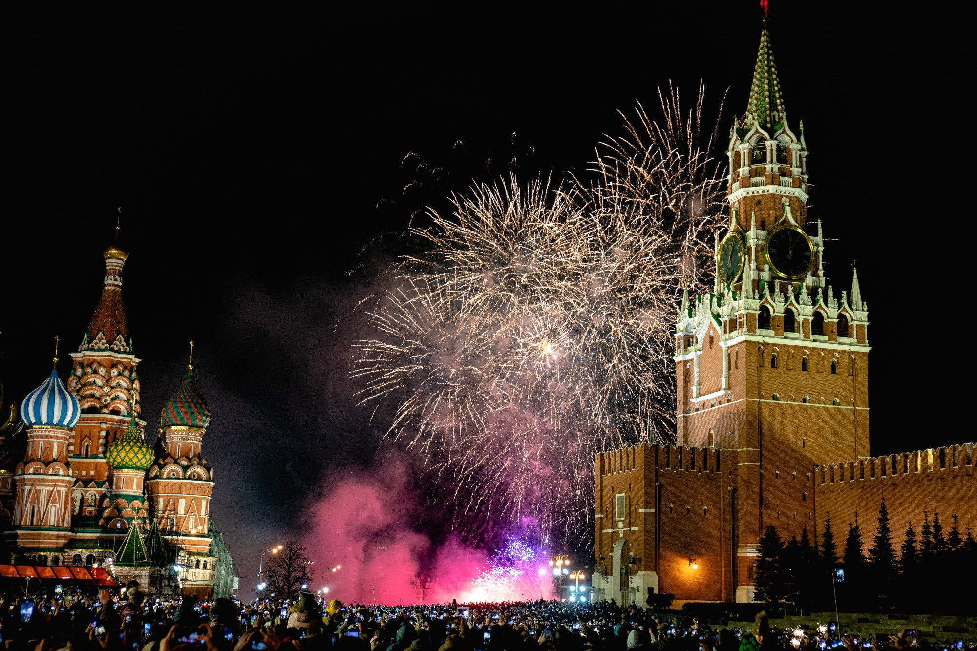 Путин поздравил россиян с Новым годом на фоне военных