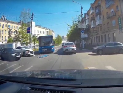 Опубликовано видео столкновения автобуса и иномарки в центре Твери - Новости ТИА