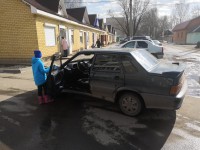 Во Ржеве мужчина остановил двигавшуюся машину без водителя и спас двух детей - Новости ТИА