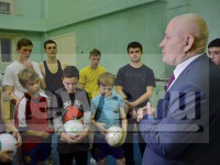 Глава Твери подарил юным футболистам из школы №3 новые мячи и спортивную форму - Новости ТИА