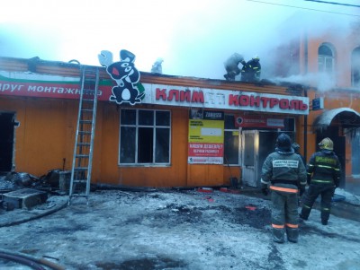 Горящий магазин "Климат Контроль" в Кимрах приехали тушить 30 пожарных - новости ТИА