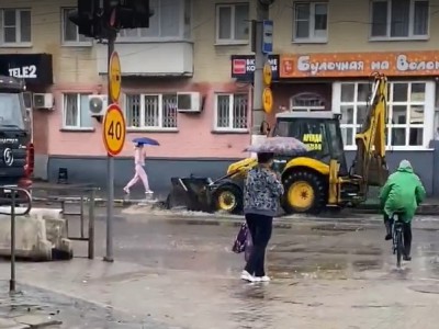 В Твери сняли на видео, как трактор гоняет воду в луже ковшом - новости ТИА
