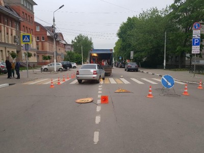 В центре Твери "Приора" врезалась в дорожную технику - Новости ТИА