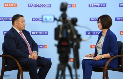 Губернатор Игорь Руденя рассказал в эфире о вакцинации и выплатах учителям  - Новости ТИА