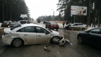 На выезде из Твери женщина-водитель выехала на встречку и спровоцировала ДТП с тремя машинами - Новости ТИА