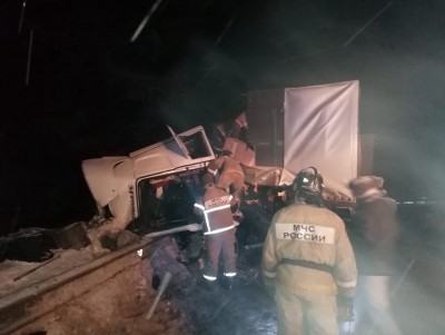 В Тверской области водитель погиб в столкновении трёх грузовиков и BMW X5 - Новости ТИА