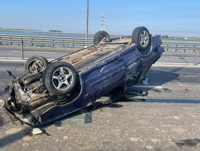 В Тверской области из-за лопнувшего колеса машина перевернулась на крышу - Новости ТИА
