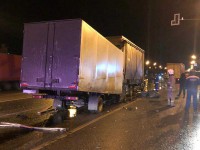В Тверской области на трассе столкнулись три грузовика - Новости ТИА