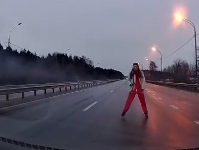 Весеннее обострение: женщина плясала на трассе М-10 в Тверской области - новости ТИА