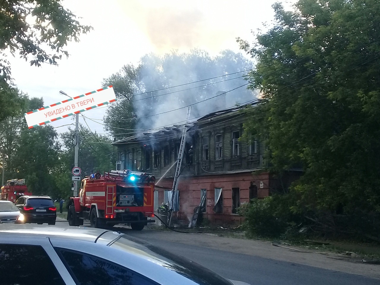 На улице Коминтерна в Твери снова горит заброшенный дом - ТИА