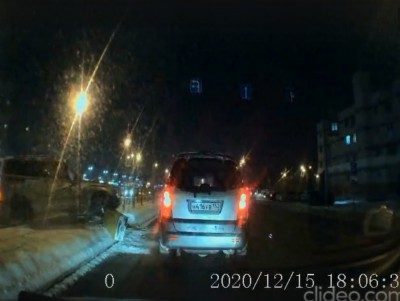 Появилось видео, как водитель врезается в ограждение в Твери - Новости ТИА