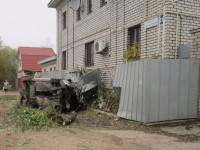 В Твери водитель при обгоне вылетел с дороги и пробил забор жилого дома - Новости ТИА
