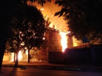 В Твери пожарные почти два часа тушили деревянный дом - Новости ТИА