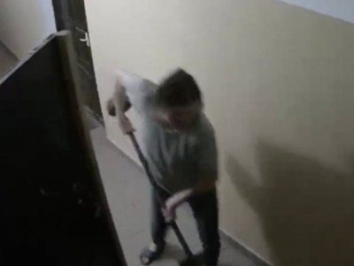 В Твери житель многоквартирного дома нападает на квартиру соседей - Новости ТИА