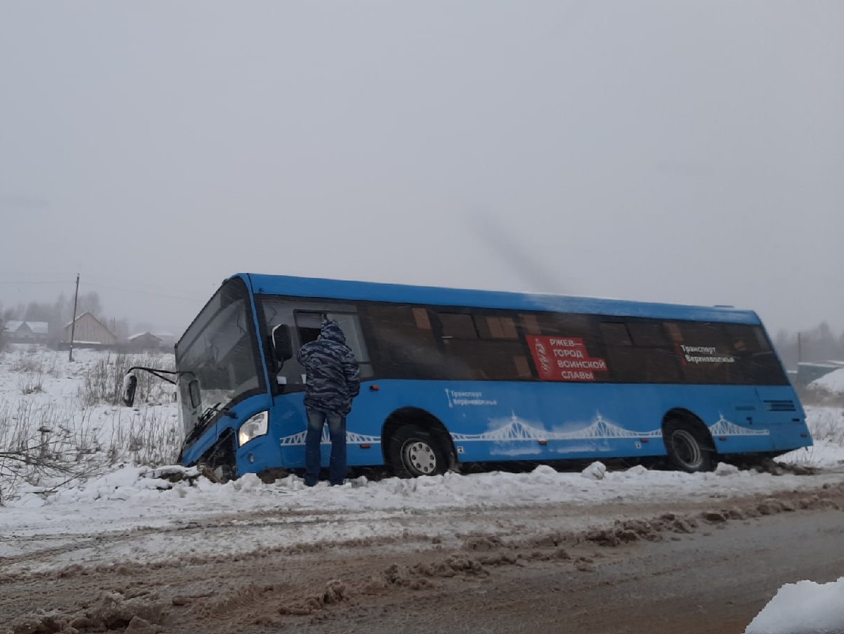 Во Ржеве благодаря умению водителя автобус после ДТП не опрокинулся |  01.12.2021 | Тверь - БезФормата