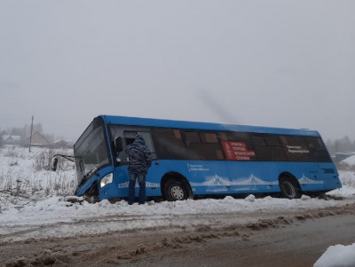 Во Ржеве благодаря умению водителя автобус после ДТП не опрокинулся   - новости ТИА