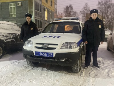 В Твери полицейские вывели людей из задымлённого магазина и потушили пожар - Новости ТИА