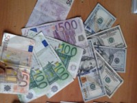 В Тверской области задержаны воры, которые украли у 67-летней пенсионерки евро, доллары, технику и коллекцию монет - Новости ТИА