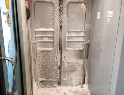 Холодно... замерзла даже дверь в электричке - Народные Новости ТИА