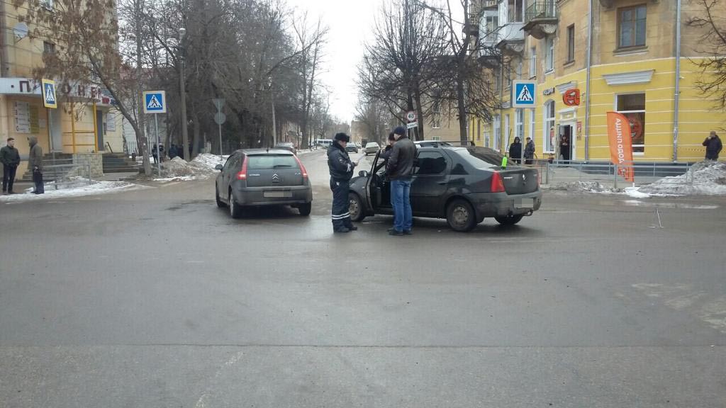 Ржев сегодня новости происшествие. Ржев авария на Спасской. Авария во Ржеве сегодня у первой школы.