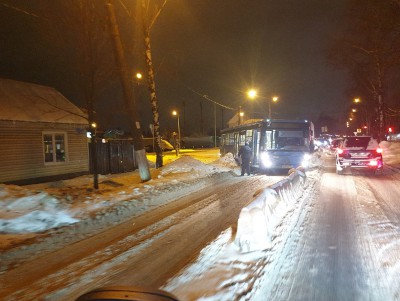 В Твери автобус застрял в снегу - Новости ТИА