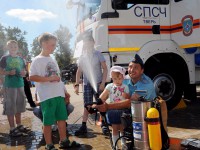 Тверские спасатели организовали праздничный показ техники и фотовыставку в честь 25-летия МЧС России - Новости ТИА
