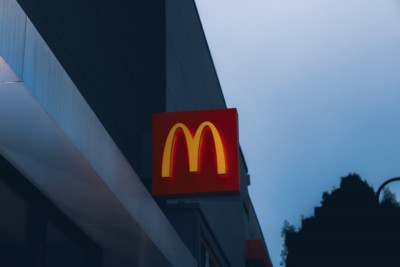 "Макдоналдс" временно закроет рестораны в РФ, три из них работают в Твери - новости ТИА