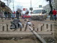 В Твери маршрутка врезалась в светофор, чудом не пострадали пешеходы - Новости ТИА