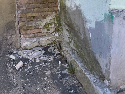 В Твери на проспекте Ленина с дома падают крупные куски лепнины - Новости ТИА