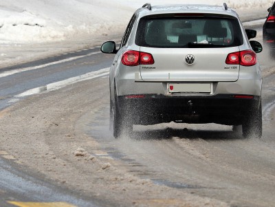 ГИБДД призывает водителей быть внимательными из-за надвигающегося снегопада - новости ТИА