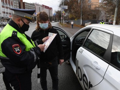 В Твери проверяют такси на наличие масок и антисептиков - Новости ТИА