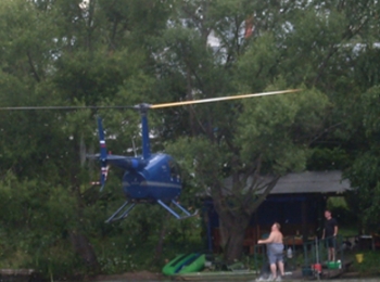 фото Сергея Симонова. По мнению местных жителей, этот вертолет принадлежит московскому бизнесмену Федору Цареву