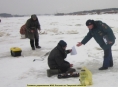 Тверские спасатели провели профилактический рейд по Волге и побеседовали с любителями зимней рыбалки - новости ТИА