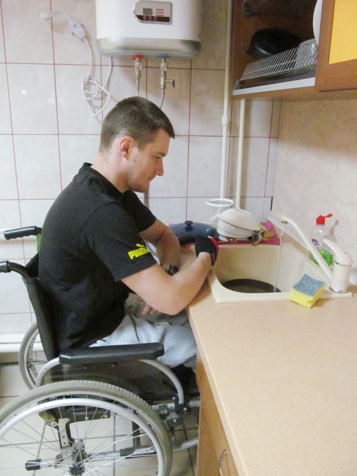 Инвалид детства квартира. Квартира для инвалида. Кухня для инвалидов. Кухня для людей с ограниченными возможностями. Кухня для колясочника.