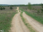 Уже много лет все дачники и местные жители деревень Марьино, Щербинино, Чуприяново пользуются другой дорогой, грунтовой, которая идет через поле и лес