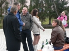 Олег со своей девушкой и друзьями отмечали 7-месячный юбилей отношений с любимой, пили пиво.