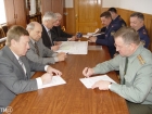 Договор подписывают (слева направо) В.И. Терещенко и А.М. Савихин