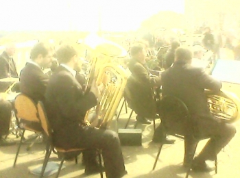 Оркестр играет известные мелодии из известных песен в Городском саду.