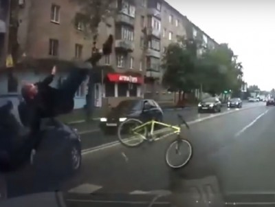 На камеру попал момент наезда на велосипедиста в Твери - Новости ТИА