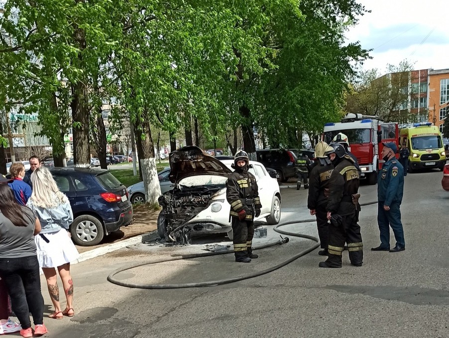 В твери загорелась машина