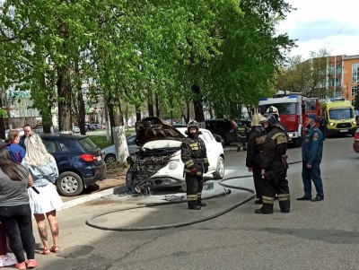 Около здания "Тверьгеофизика" вспыхнул автомобиль - Новости ТИА