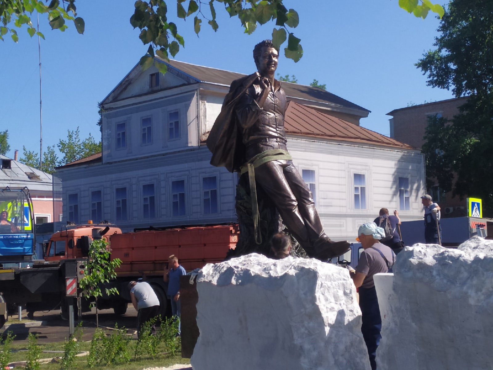 Памятник андрею дементьеву в твери фото В Твери устанавливают памятник Андрею Дементьеву 12.07.2021 Тверь - БезФормата