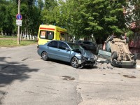 Подробности "перевертыша" в Твери: водитель был пристегнут и не получил серьезных травм - Новости ТИА